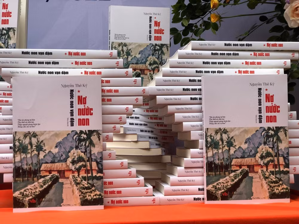 胡志明主席诞辰132周年：名为《我欠江山》的戏剧和同名小说问世 ảnh 2