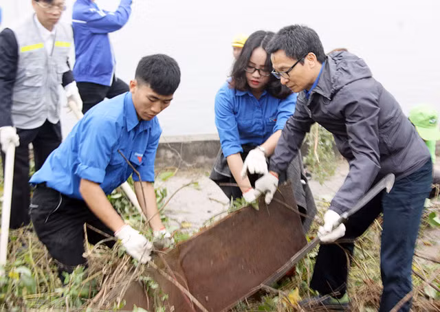 武德儋副总理与河内市青年们参与灵潭湖垃圾清理活动 ảnh 2