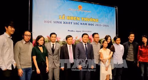2015-2016学年越南优秀学生表彰大会在捷克举行 ảnh 1