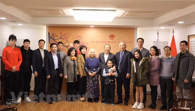 越南国足教练朴恒绪同四名球员在韩国与球迷交流 ảnh 1