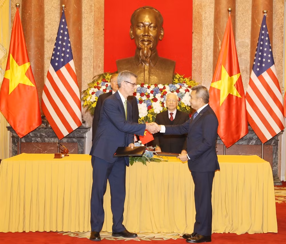 阮富仲与美国总统特朗普见证两国4个合作文件的签署 ảnh 1 阮富仲与美国总统特朗普见证两国4个合作文件的签署 ảnh 1