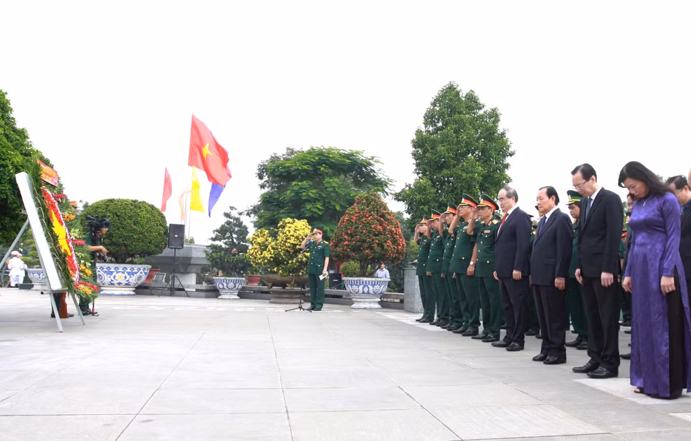 胡志明市领导向各位英雄烈士上香 ảnh 2