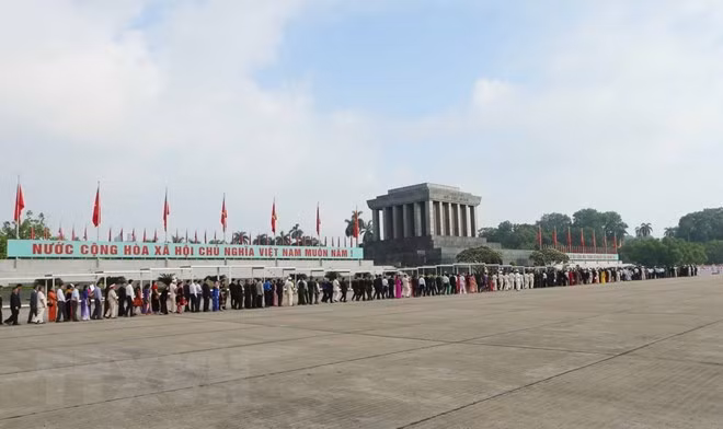 春节期间胡志明主席陵接待游客量达4.7万多人次 ảnh 1