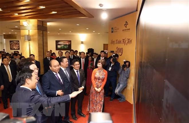 阮春福出席2019年越南证券开市敲锣仪式 ảnh 2 阮春福出席2019年越南证券开市敲锣仪式 ảnh 2