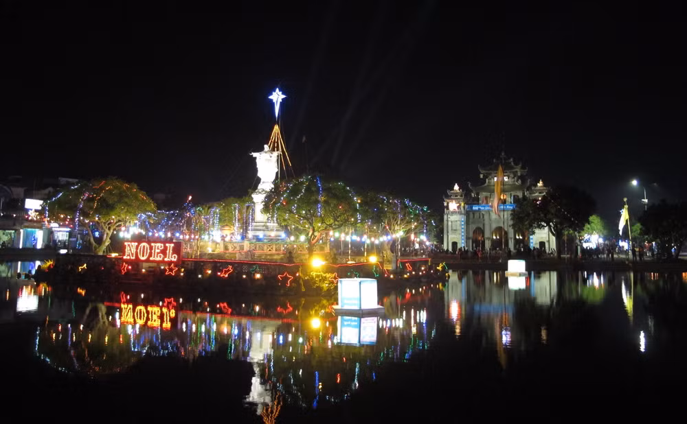 2015年圣诞节到来越南全国各地洋溢着圣诞气氛 ảnh 4