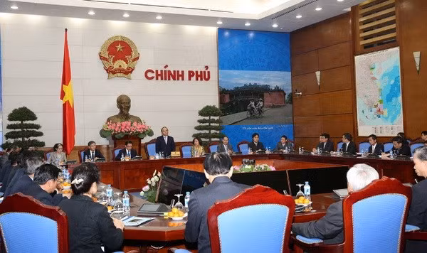 阮春福副总理会见赴越参加“沿着凯山•丰威汉主席足迹之旅”的老挝人民代表团 ảnh 1