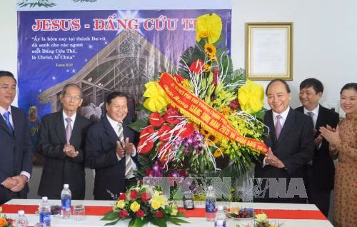 越南政府副总理阮春福走访慰问越南基督教传教协会和顺化总教区的主教座堂 ảnh 1