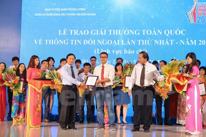 关于报送参评2015年第二届全国对外新闻奖作品的通知 ảnh 1