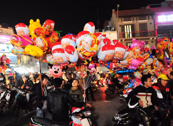 越南全国各地纷纷举行庆祝2015年圣诞节活动 ảnh 1 越南全国各地纷纷举行庆祝2015年圣诞节活动 ảnh 1