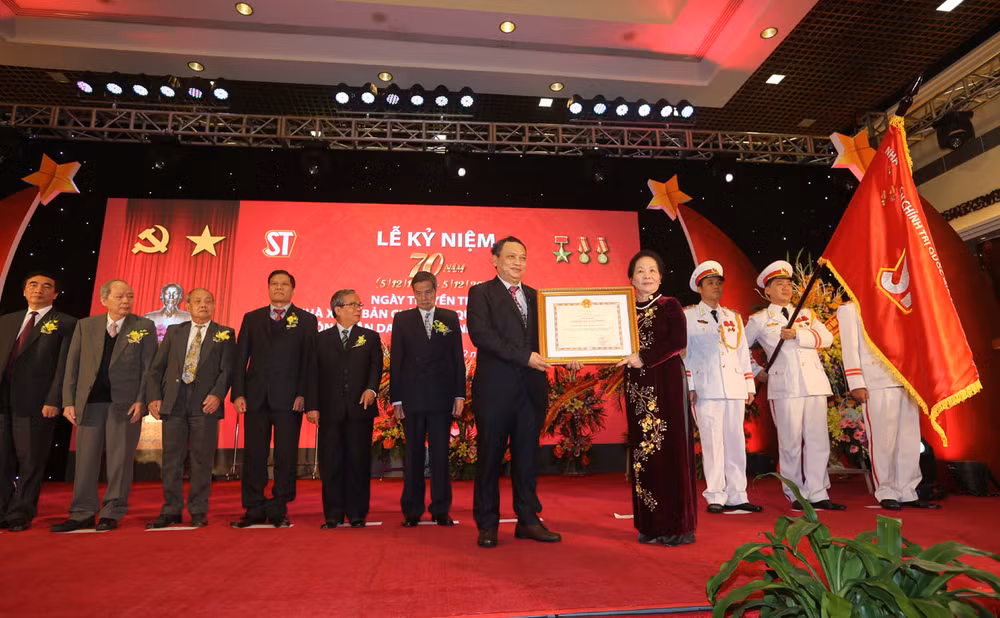 越共中央总书记阮富仲出席越南国家政治事实出版社授予劳动英雄称号仪式 ảnh 1