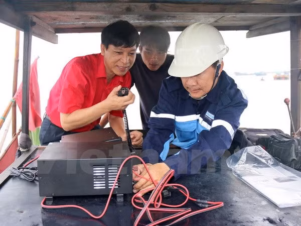 向沿海省份渔民赠送通信联络设备 ảnh 1