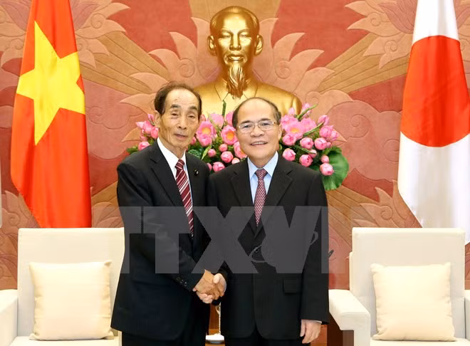国会主席阮生雄会见日本参议院副议长舆石东 ảnh 1