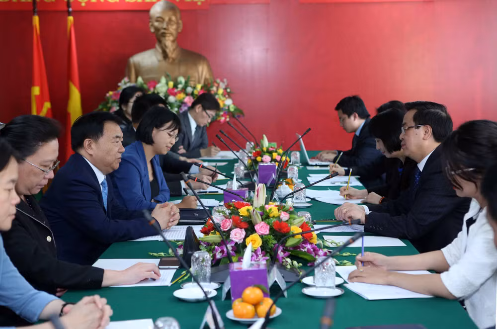 越共中央政治局委员范光毅会见中国共产党代表团 ảnh 2