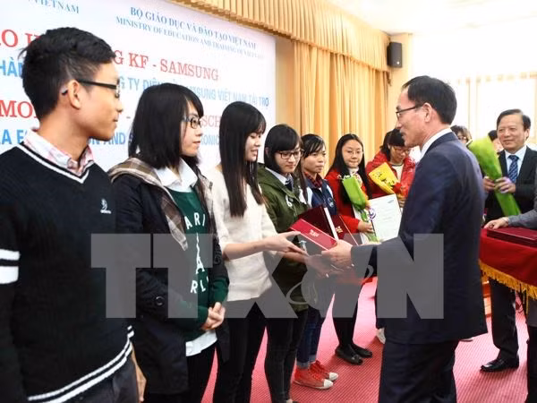 300多名越南优秀贫困学生荣获KF-Samsung助学金 ảnh 1 300多名越南优秀贫困学生荣获KF-Samsung助学金 ảnh 1