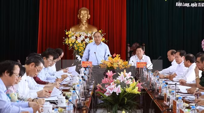 越南政府总理阮春福赴永隆省调研 ảnh 1 越南政府总理阮春福赴永隆省调研 ảnh 1