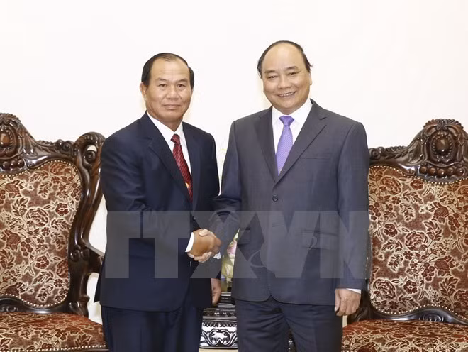 越南政府总理阮春福会见老挝司法部部长桑蒂冯 ảnh 1