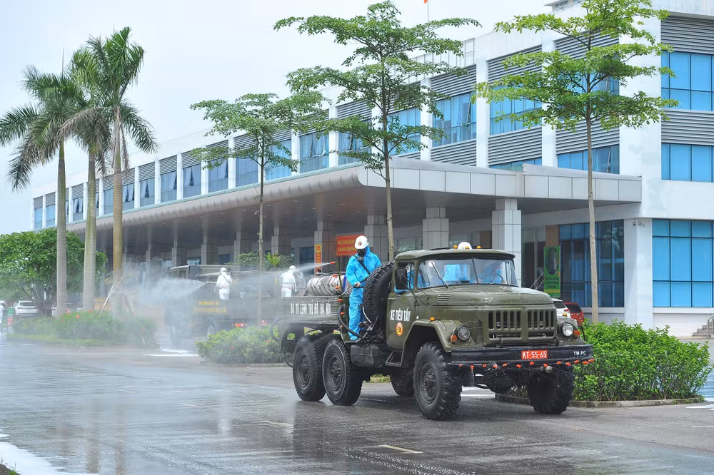 组图：化学兵兵种在中央热带疾病医院东英分院进行消毒处理 ảnh 8