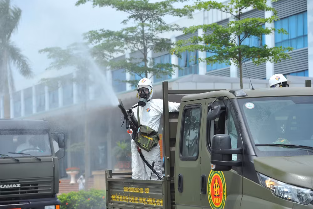 组图：化学兵兵种在中央热带疾病医院东英分院进行消毒处理 ảnh 3
