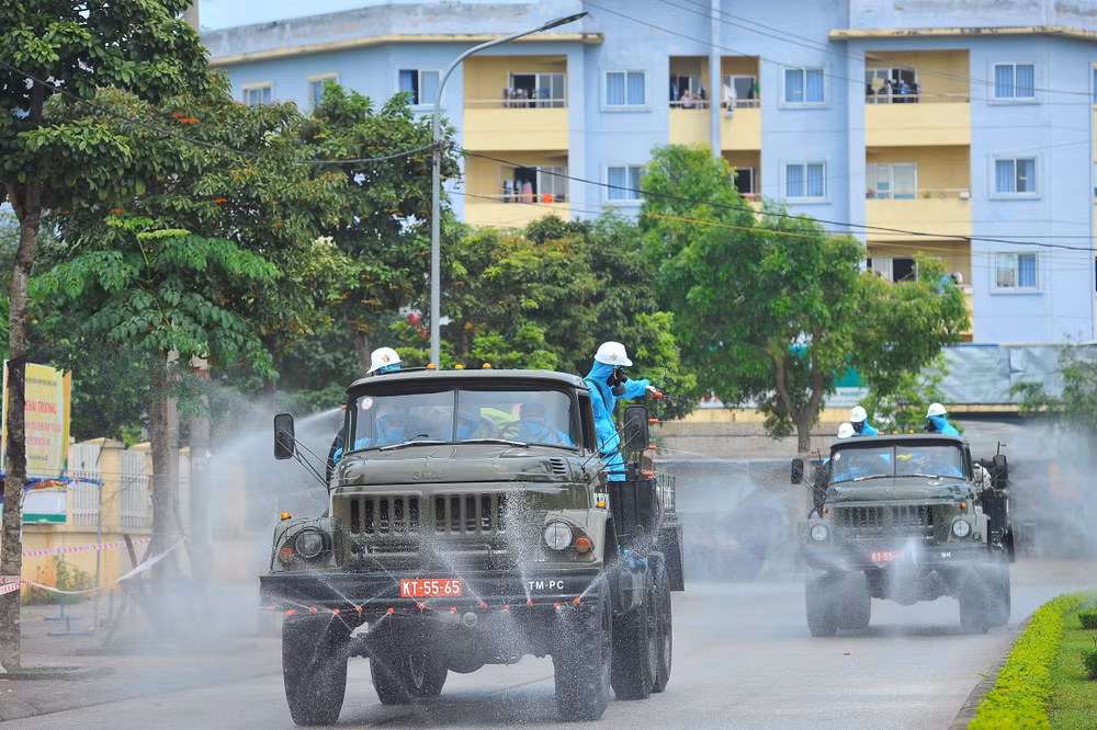 组图：化学兵兵种在中央热带疾病医院东英分院进行消毒处理 ảnh 5