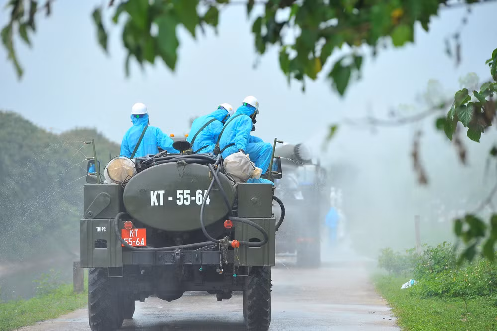 组图：化学兵兵种在中央热带疾病医院东英分院进行消毒处理 ảnh 4