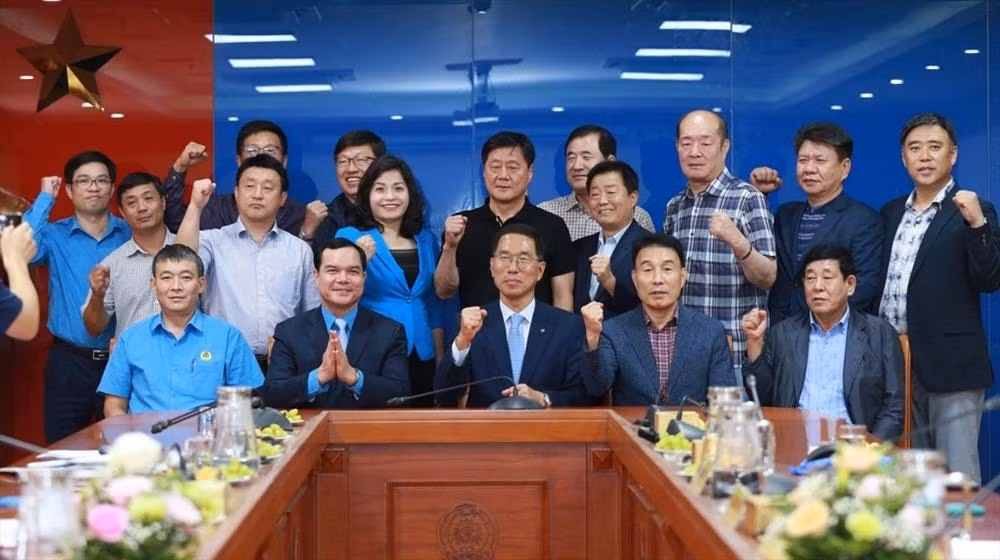 越南劳动总联合会主席会见韩国工会联合会代表团 ảnh 2 越南劳动总联合会主席会见韩国工会联合会代表团 ảnh 2