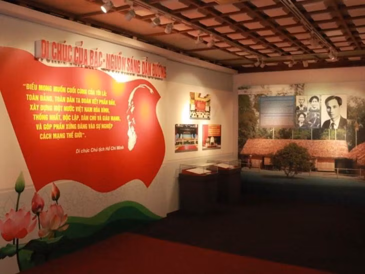 践行胡志明主席遗嘱50周年摄影展 ảnh 1