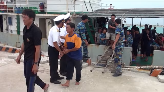 海上遇险的广义省46名渔民安全回到陆地 ảnh 1