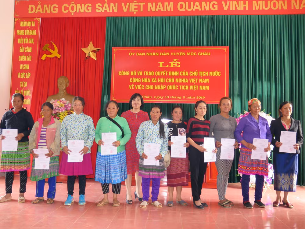 越南山萝省近300名老挝公民入籍越南 ảnh 1 越南山萝省近300名老挝公民入籍越南 ảnh 1