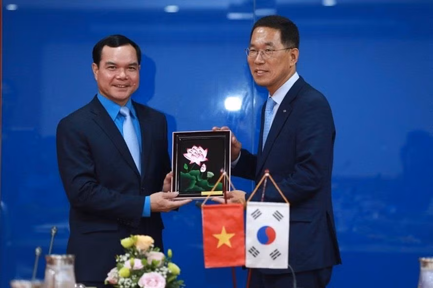 越南劳动总联合会主席会见韩国工会联合会代表团 ảnh 1 越南劳动总联合会主席会见韩国工会联合会代表团 ảnh 1