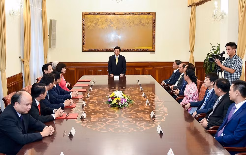 2019-2022年任期六位新任驻外大使任命书颁发仪式在河内举行 ảnh 2 2019-2022年任期六位新任驻外大使任命书颁发仪式在河内举行 ảnh 2