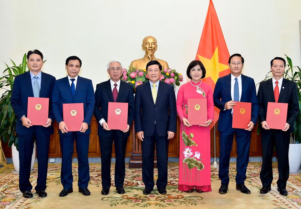 2019-2022年任期六位新任驻外大使任命书颁发仪式在河内举行 ảnh 1 2019-2022年任期六位新任驻外大使任命书颁发仪式在河内举行 ảnh 1