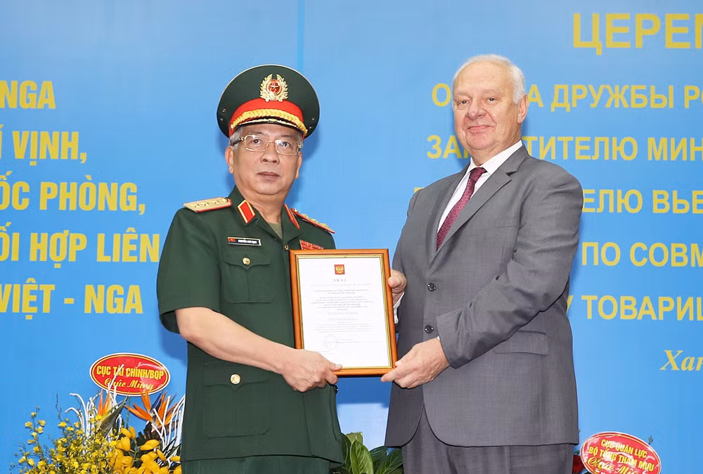 越南国防部副部长阮志咏荣获俄罗斯友谊勋章 ảnh 1 越南国防部副部长阮志咏荣获俄罗斯友谊勋章 ảnh 1