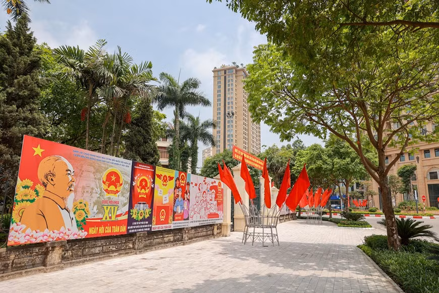组图：河内市各地张灯结彩营造换届选举浓厚氛围 ảnh 1