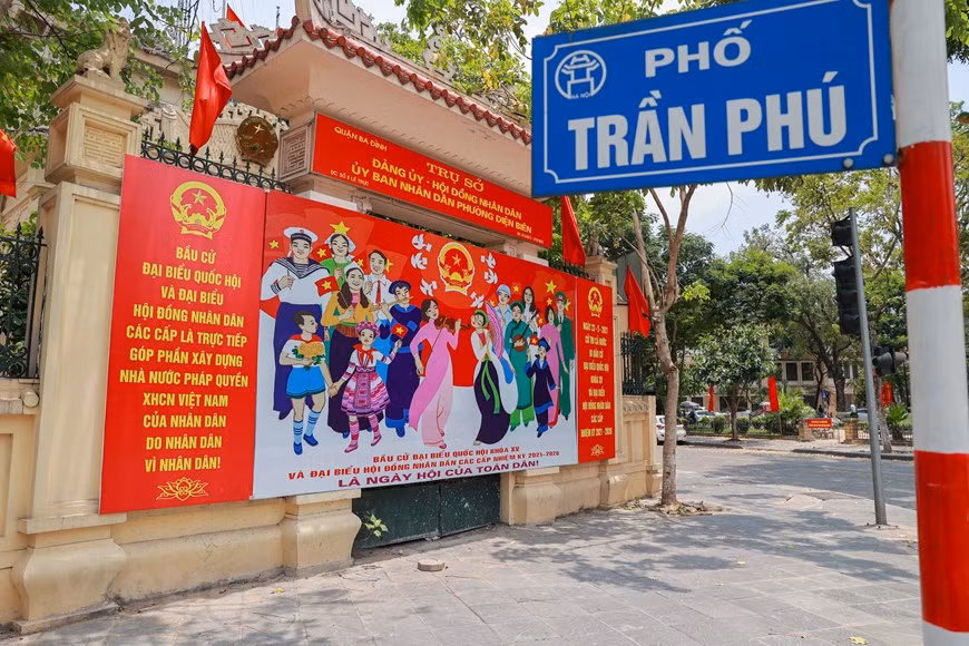 组图：河内市各地张灯结彩营造换届选举浓厚氛围 ảnh 3