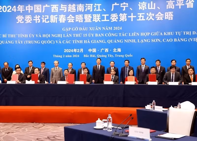 越南4个边境省与中国广西壮族自治区举行2024年新春会晤 ảnh 1