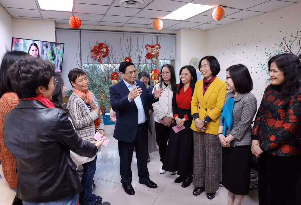 越南政府总理范明政莅临各大媒体机构拜年 ảnh 1