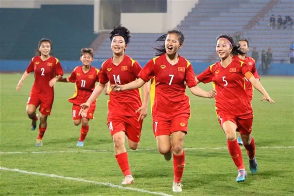 越南女足启程前往乌兹别克斯坦参加2024年U20女足亚洲杯决赛圈 ảnh 1