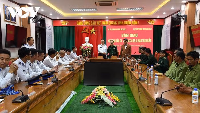 成功营救在海上遇险的7名广义省渔民 ảnh 1