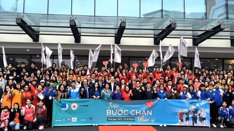 “百万步善行” 社区筹款宣传活动举行 纪念奠边府大捷70周年 ảnh 1