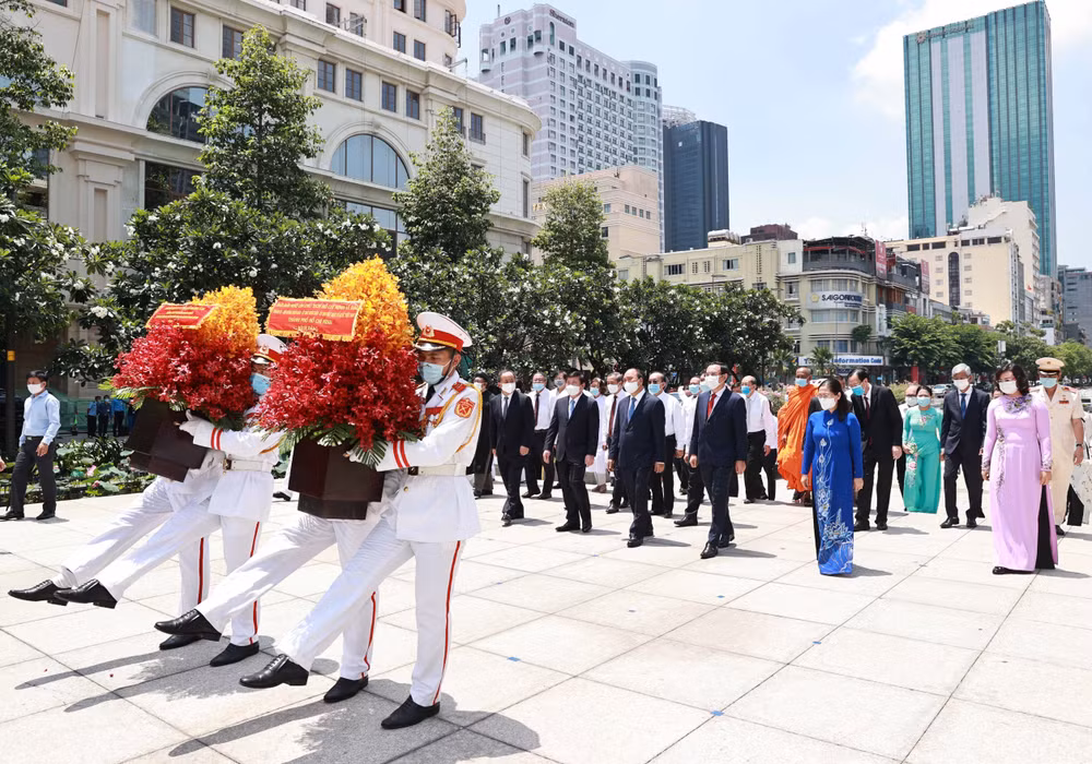 越南国家主席阮春福敬香缅怀胡志明主席 ảnh 2 越南国家主席阮春福敬香缅怀胡志明主席 ảnh 2