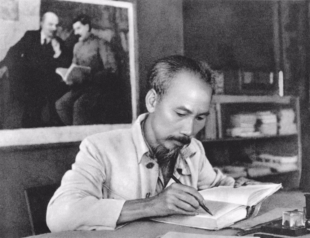 胡志明主席资料和资料图片展示活动在太原省定化安全区举行 ảnh 2 胡志明主席资料和资料图片展示活动在太原省定化安全区举行 ảnh 2