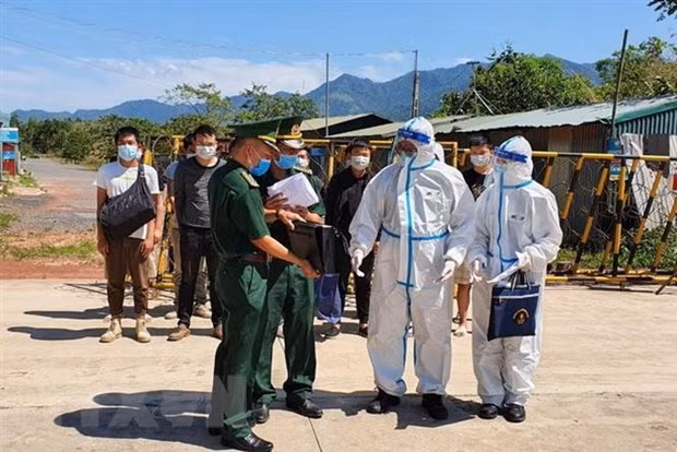 越南奠边省向中方移交13名非法入境人员 ảnh 1