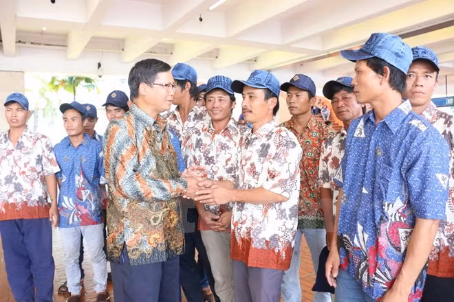 越南驻印尼大使馆为18名渔民遣送回国 ảnh 1 越南驻印尼大使馆为18名渔民遣送回国 ảnh 1