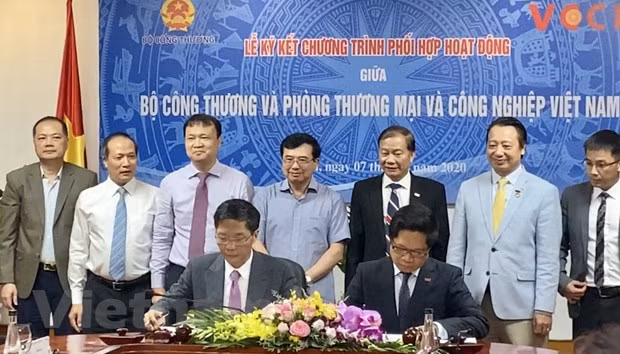 越南工贸部与越南工商会加强合作促进出口市场的互联互通 ảnh 1