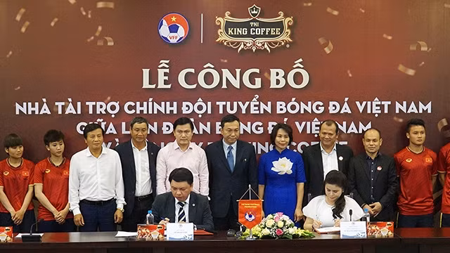 TNI - King Coffee有限公司成为越南国足队的赞助商 ảnh 1 TNI - King Coffee有限公司成为越南国足队的赞助商 ảnh 1