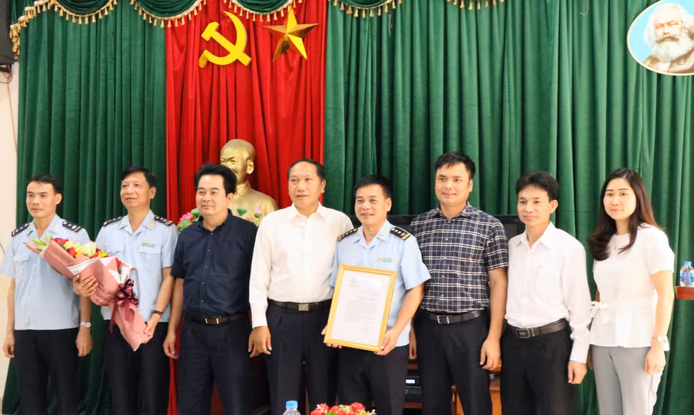 越南第一海队破获一起特大香烟走私案 获政府常务副总理张和平的表扬 ảnh 2 越南第一海队破获一起特大香烟走私案 获政府常务副总理张和平的表扬 ảnh 2