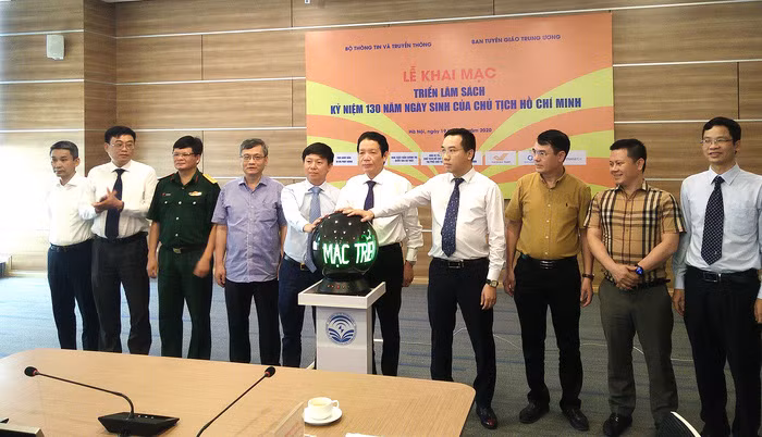越南各地举行活动纪念胡志明主席诞辰130周年 ảnh 2 越南各地举行活动纪念胡志明主席诞辰130周年 ảnh 2