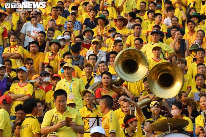 越南足球重回正轨 首场比赛迎来万余名球迷进场观看 ảnh 2