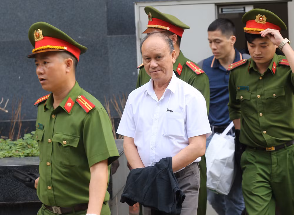 岘港市两名原领导案件二审法院维持一审对被告陈文明的原判 ảnh 1