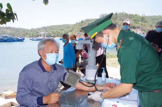 海上遇险的菲律宾渔民获救 ảnh 1 海上遇险的菲律宾渔民获救 ảnh 1